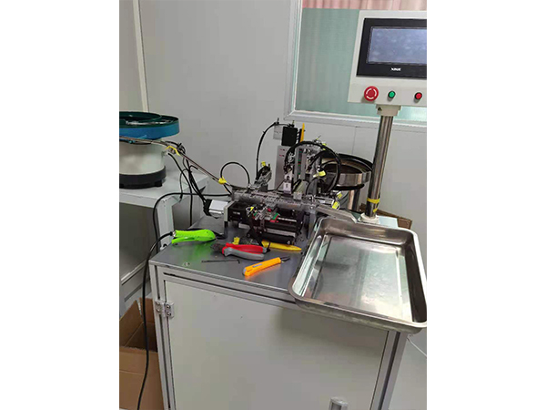 Fully automatic assembly machine